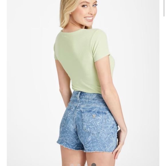 NWOT Sage Green Yara logo Notched V-neck Tee - Picture 4 of 11